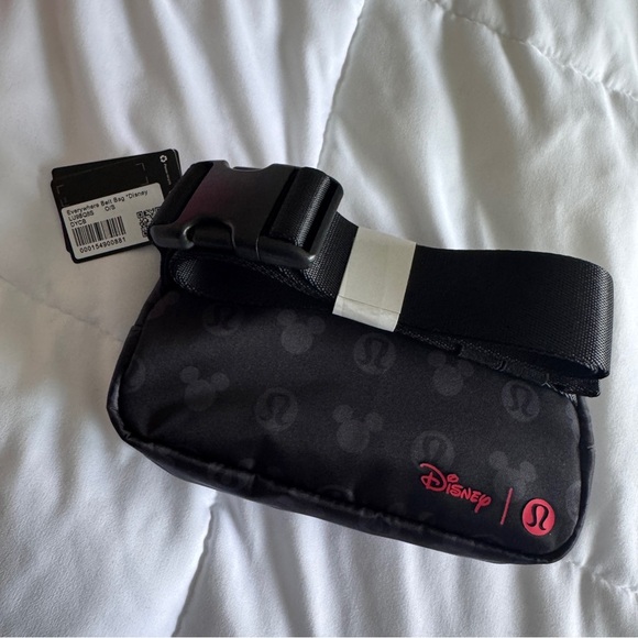 🖤🆕 Lululemon x Disney Everywhere Belt Bag Mickey and Logo Print - Disney Black - Picture 7 of 9